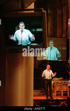 Nicky Gumbel von Holy Trinity Brompton Kirche London The Alpha Kurs Adresse Schlüsselfragen in Bezug auf den christlichen Glauben Stockfoto