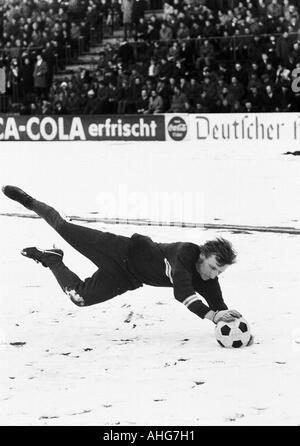 Fußball, Bundesliga, 1969/1970, Wedau Stadion Duisburg, MSV Duisburg vs. Borussia Moenchengladbach 0:1, Spiel auf dem Schnee Boden, Warm-up der Torwart Wolfgang Kleff (MG) Stockfoto