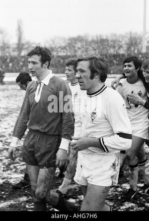 Fußball, Bundesliga, 1969/1970, Wedau Stadion Duisburg, MSV Duisburg vs. Borussia Moenchengladbach 0:1, Spiel auf Schnee Boden, Fußballspieler, v.l.n.r. Djordje Pavlic (überdacht), Anton Burghardt (beide Duisburg), Herbert Wimmer, Günter Netzer mit Stockfoto