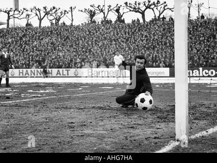 Fußball, Bundesliga, 1969/1970, Wedau Stadion Duisburg, MSV Duisburg vs. Borussia Moenchengladbach 0:1, Spiel auf dem Schnee Boden, Szene des Spiels, v.l.n.r.: Michael Bella (Duisburg), Herbert Wimmer (Gladbach), Torhüter Dietmar Linders (Duisburg) Stockfoto