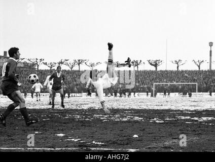 Fußball, Bundesliga, 1969/1970, Wedau Stadion Duisburg, MSV Duisburg vs. Borussia Moenchengladbach 0:1, Spiel auf Schnee Erde, Szene des Spiels, Fallrückzieher von Herbert Laumen (Gladbach), links Willibert Kremer (Duisburg) Stockfoto