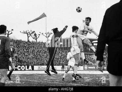 Fußball, Bundesliga, 1969/1970, Wedau Stadion Duisburg, MSV Duisburg vs. Borussia Moenchengladbach 0:1, Spiel auf dem Schnee Boden, Szene des Spiels, v.l.n.r.: Hartmut Heidemann, Anton Burghardt, Keeper Dietmar Linders (alle Duisburg), Peter Dietrich (co Stockfoto