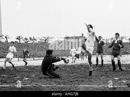 Fußball, Bundesliga, 1969/1970, Wedau Stadion Duisburg, MSV Duisburg vs. Borussia Moenchengladbach 0:1, Spiel auf dem Schnee Boden, Szene des Spiels, v.l.n.r.: Herbert Wimmer (Gladbach), Willibert Kremer, Keeper Dietmar Linders (beide Duisburg), Herbert Stockfoto