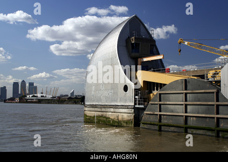 Thames Barrier Rückblick auf Canary Wharf Stockfoto