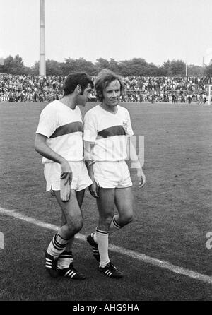 Fußball, Bundesliga, 1970/1971, Niederrhein-Stadion in Oberhausen, Rot-Weiss Oberhausen vs. VfB Stuttgart 1:2, Fußballspieler verlassen das Spielfeld, v.l.n.r. Horst Haug, Gilbert Gress (beide VfB) Stockfoto