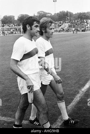 Fußball, Bundesliga, 1970/1971, Niederrhein-Stadion in Oberhausen, Rot-Weiss Oberhausen vs. VfB Stuttgart 1:2, Fußballspieler verlassen das Spielfeld, v.l.n.r. Horst Haug, Gilbert Gress (beide VfB) Stockfoto