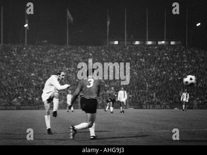 Fußball, Bundesliga, 1970/1971, Borussia Moenchengladbach gegen Hannover 96 0:0, Boekelberg Stadion, Szene des Spiels, Horst Koeppel (MG) Schüsse aufs Tor und Klaus Bohnsack (96, 3) Stockfoto