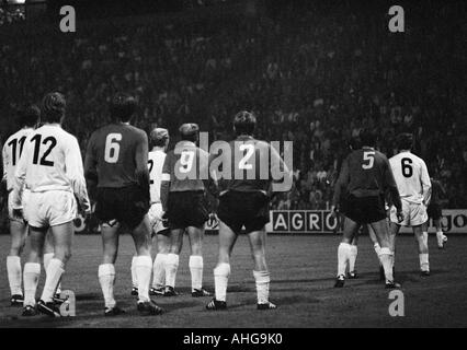 Fußball, Bundesliga, 1970/1971, Borussia Moenchengladbach gegen Hannover 96 0:0, Boekelberg Stadion, Szene des Spiels, Gladbach und Hannover Spieler alle von hinten fotografiert auf einen Freistoß warten Stockfoto