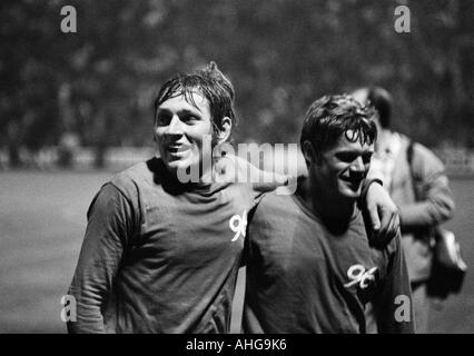 Fußball, Bundesliga, 1970/1971, Borussia Moenchengladbach gegen Hannover 96 0:0, Boekelberg Stadion, Fußballspieler, die Freude bei der Auslosung, Ferdinand Keller, links rechts Rainer Stiller (beide 96) Stockfoto