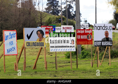 Straße Seite Plakate für Kandidaten in lokalen Körper Wahlen Nelson New Zealand Stockfoto