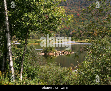 Verlieben Sie sich in den Adirondack Mountains of Up Staat New York A See eine Insel und die erste Farbe-Farbe des Herbstes Stockfoto