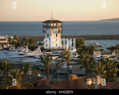 Puerto Portals Luxusyachten mit Festplatz in Portals Nous, Ponent Region, Mallorca, Balearen, Spanien Stockfoto