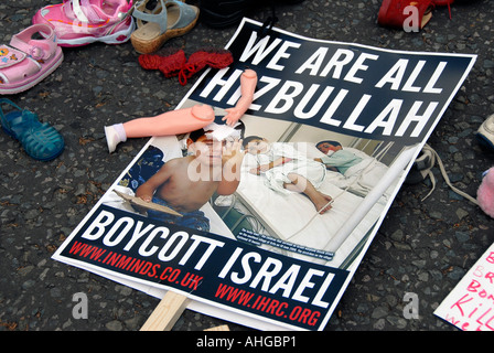 Schuhe von Senatoff in Whitehall während Links zu stoppen die Krieg-Demonstration von mehr als 100.000 Demonstranten durch zentrale London dema Stockfoto