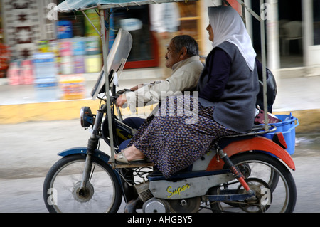 Ein Mittelalter-paar Reiten auf einem Roller durch Hügel der südlichen Türkei. Stockfoto