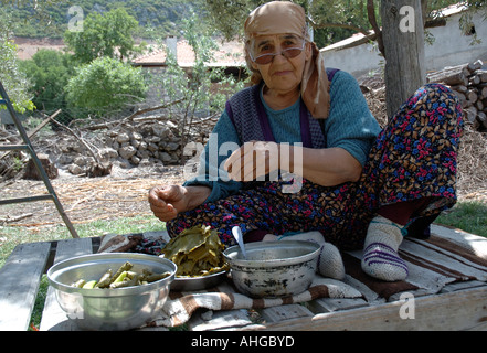 Frau, die Zubereitung von Speisen für Essen im ländlichen Dorf Bezirgan in der Südtürkei. Stockfoto