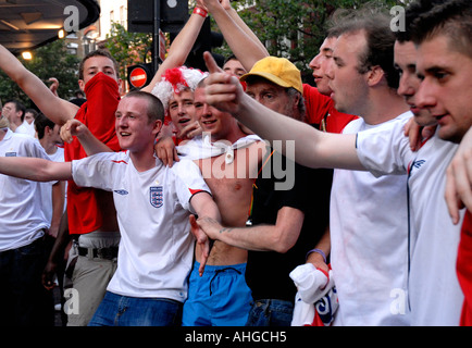 Gruppe von Fußball-Fans verspotten die Polizei von Leicester Square im Zentrum von London nach England in der WM 2006 verloren. Stockfoto