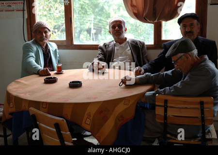 Männer sitzen, plaudern und trinken Tee Chi im Café bar Kaffeehaus in ländlichen Dorf Islamlar in den Bergen des südlichen Tu Stockfoto