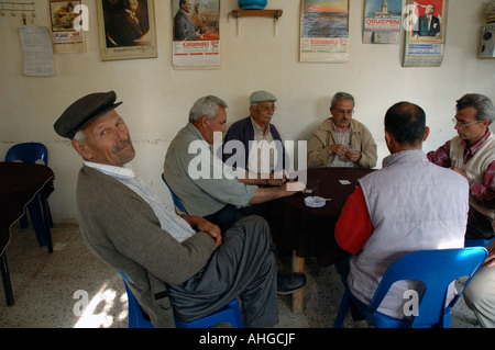 Türkische Männer im Dorf Café spielen und sitzen über Geselligkeit Stockfoto