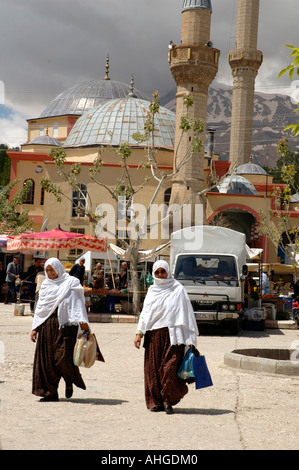 Zwei verschleierte Frauen vor Moschee in Gombe, Anatolya Türkei. Stockfoto