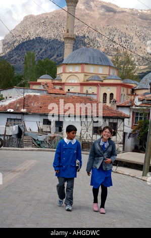 Schülerinnen und Schüler kommen aus der Schule in den Straßen des Dorfes von Gombe in Anatolien Südtürkei. Stockfoto