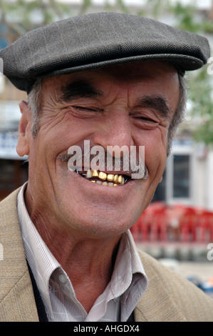 Porträt des Mannes mit Goldzähnen im Dorf in der Türkei. Stockfoto