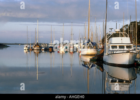 Boote in Morro Bay, Kalifornien Marina spiegeln sich im Wasser in der Morgendämmerung. Stockfoto