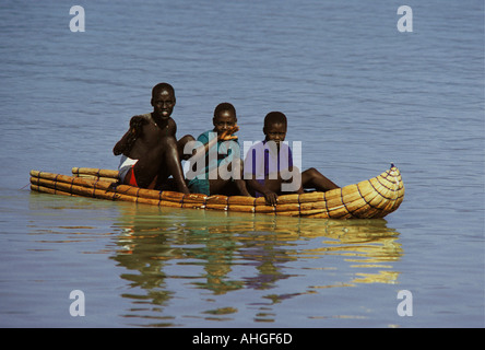 Njemps Fischer zwei zwei jungen zur Schule Reiten auf seinem Ambach Kanu am Lake Baringo in die Great Rift Valley in Kenia