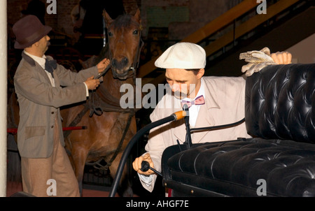 Gebogene Dash Oldsmobile Antiquitätenausstellung im State Museum in Columbia, South Carolina, USA. Stockfoto