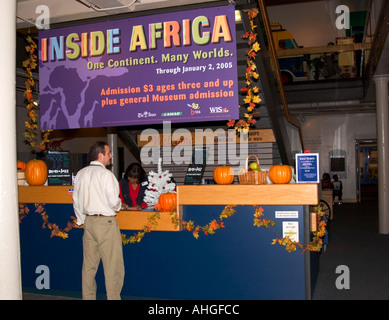 Empfangsdame schreibt Ticket in stillen Museum Columbia South Carolina, USA Stockfoto