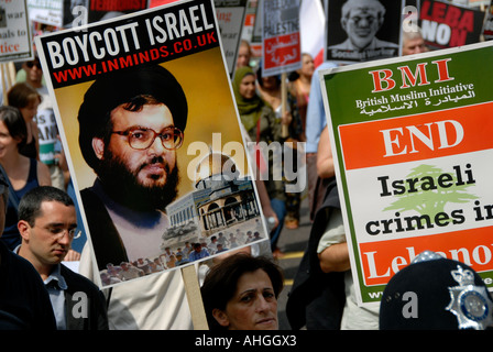 Demonstration in London von etwa 100.000 Menschen protestieren israelischen Angriff auf den Libanon am 5. August 2006. Stockfoto