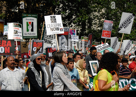 Demonstration in London von etwa 100.000 Menschen protestieren israelischen Angriff auf den Libanon am 5. August 2006. Stockfoto