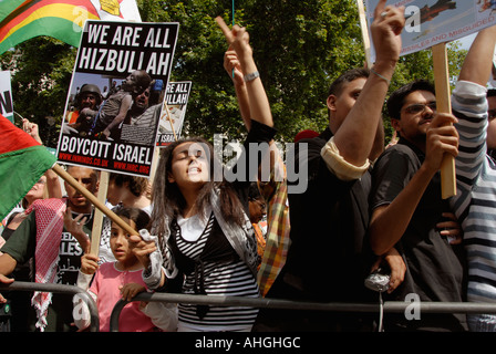 Demonstration vor Downing Street London von etwa 100.000 Menschen protestieren israelischen Angriff auf den Libanon am 5. August 2006. Stockfoto