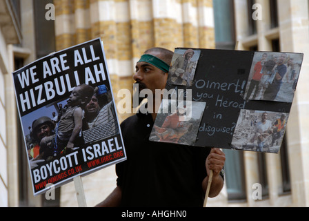 Demonstration in London von etwa 100.000 Menschen protestieren israelischen Angriff auf den Libanon am 5. August 2006. Stockfoto