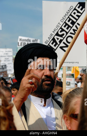 Demonstration in London von etwa 100.000 Menschen protestieren israelischen Angriff auf den Libanon am 5. August 2006. Stockfoto