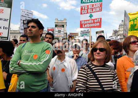 Demonstration in London von etwa 100.000 Menschen protestieren israelischen Angriff auf den Libanon am 5. August 2006. Stockfoto