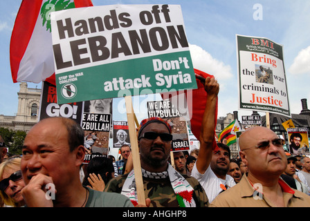 Demonstration in London von etwa 100.000 Menschen protestieren israelischen Angriff auf den Libanon am 5. August 2006. Stockfoto