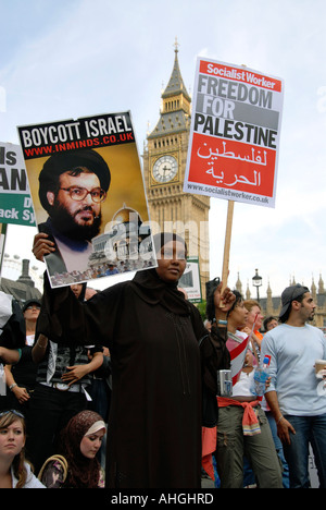 Demonstration in London von etwa 100.000 Menschen protestieren israelischen Angriff auf den Libanon am 5. August 2006. Stockfoto