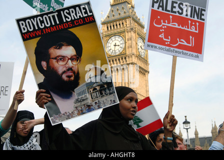 Demonstration in London von etwa 100.000 Menschen protestieren israelischen Angriff auf den Libanon am 5. August 2006. Stockfoto