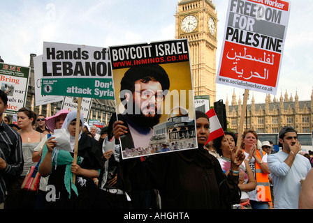Demonstration in London von etwa 100.000 Menschen protestieren israelischen Angriff auf den Libanon am 5. August 2006. Stockfoto