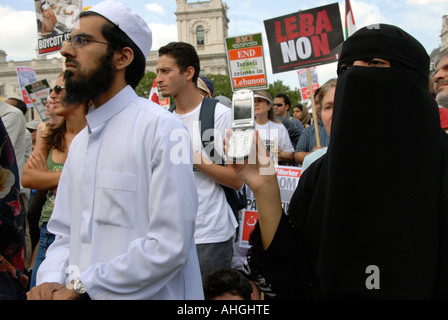 Demonstration in London von etwa 100.000 Menschen protestieren israelischen Angriff auf den Libanon am 5. August 2006. Stockfoto