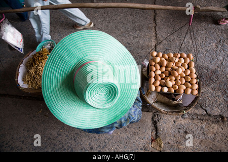 Straßenverkäufer, der Erdnüsse und gekochte Eier aus Körben im Banchang Market Thailand verkauft Stockfoto