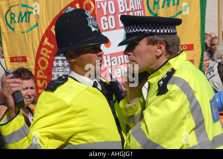 Demonstration in London von etwa 100 000 Menschen Protestierenden israelischen Angriff auf den Libanon am 5. August 2006. Stockfoto