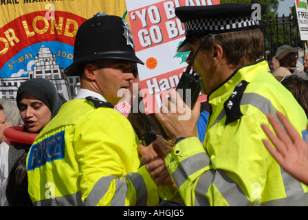 Demonstration in London von etwa 100 000 Menschen Protestierenden israelischen Angriff auf den Libanon am 5. August 2006. Stockfoto