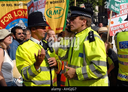 Demonstration in London von etwa 100 000 Menschen Protestierenden israelischen Angriff auf den Libanon am 5. August 2006. Stockfoto