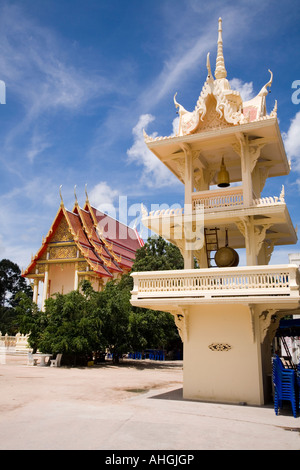 Glockenturm des Wat Banchang Tempels mit SIM-Karte dahinter fotografiert in der Nähe von Rayong in Thailand Stockfoto