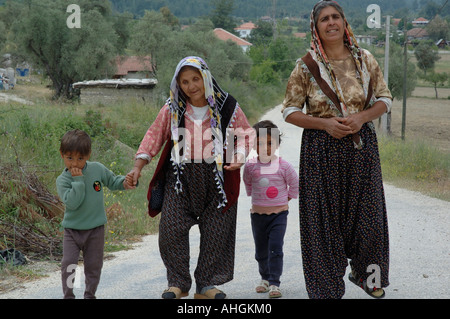 Blinden Großmutter von Enkel Weg durch kleine Hügel Dorf im Süden der Türkei geführt. Stockfoto