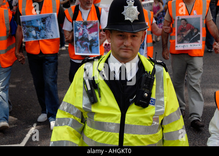 Demonstration in London von etwa 100 000 Menschen protestieren israelischen Angriff auf den Libanon am 5. August 2006. Stockfoto