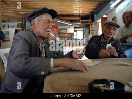 Männer im Dorf von Saribelen im Süden der Türkei spielen chatten und Geselligkeit bar Café Kaffee Haus Stockfoto