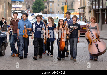 TEIL DES NATIONALEN JUGENDORCHESTERS ZWISCHEN PROBEN AN DER BAD-FORUM-UK Stockfoto