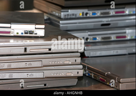 Haufen von Laptops für Daten abwischen und recycling Stockfoto